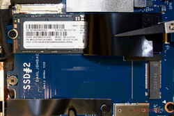 三星 PM9A1 和一个免费固态硬盘插槽