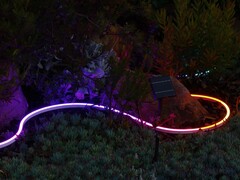 LIFX 智能霓虹柔性灯是一系列新型户外智能灯的一部分。(图片来源：LIFX）