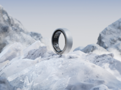 Oura Horizon 智能戒指现推出拉丝钛金属饰面。(图片来源：Oura）