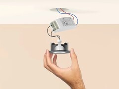 新款飞利浦 Hue MR16 变压器专为该品牌的一些射灯设计(如图)。(图片来源:飞利浦 Hue)