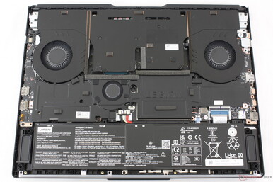 Legion Pro 7i 有三个风扇和一个金属罩