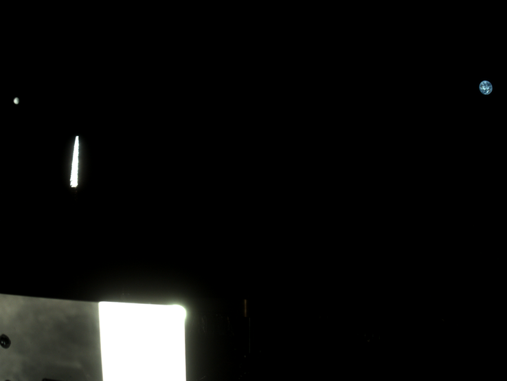 StowCam 拍摄的图像，右侧为地球，左侧为月球。(图片来源：美国国家航空航天局/戈达德/亚利桑那大学/洛克希德-马丁公司）