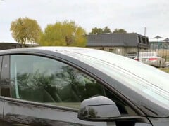 奥斯汀的特斯拉 Model Y，车内无主管（图片来源：Mandablorian/X）