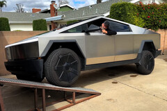 特斯拉 Cybertruck 在铰接测试中得分很低,这可能是由于它依赖空气悬挂和路面偏差连杆。(图片来源:YouTube 上的《汽车与驾驶》杂志)