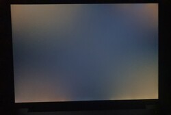 背光出血和所有角落的混浊（放大的图片）。