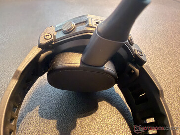 附带紧凑型充电适配器,电缆不包括在内。