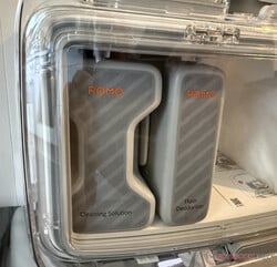 有机玻璃后面的两个洗涤剂容器