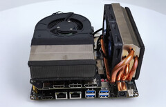 FA65G 采用定制的 CPU 和 GPU 冷却器以及罕见的 MXM GPU 设置。(图片来源：Youtube 上的小明白）