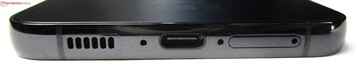底部：扬声器、麦克风、USB-C 3.2 Gen.1、双卡。