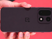 高通峰会上展示的 OnePlus 15。(图片来源：高通公司，经编辑）