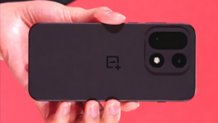 高通峰会上展示的 OnePlus 15。(图片来源：高通公司，经编辑）