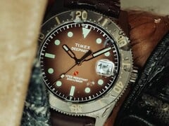 Huckberry x Timex Deepwater Reef 200 潜水表，配有棕色表盘、不锈钢表壳、黑色表圈及同色系棕色表带。
