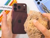 iPhone 18 Pro (Max) 背面的许多划痕只需轻轻一擦即可去除——但正如耐用性测试所示，并非所有划痕都能如此轻松消除。