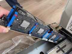 八块苹果M5主板安装在单个载板上,属于一台大型刀片服务器的一部分