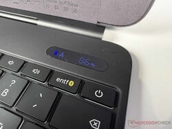 实用:小型显示屏可显示电池电量等信息。