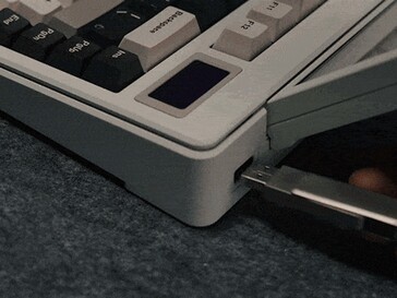 内置 USB 端口，用于连接外围设备