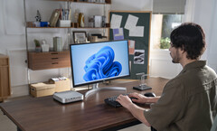 Minisforum 更新了其 AI X1 Pro 迷你 PC（图中为桌上的显示器和键盘），采用了新的 AMD 硬件（图片来源：Minisforum