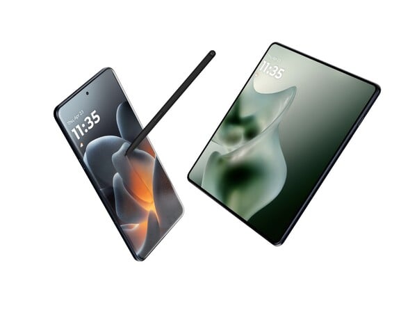 与摩托罗拉 Signature 和 Razr Fold 放在一起的 Moto Pen Ultra。(图片来源：摩托罗拉）