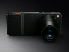 安装了长焦变焦附件的 Find X9 Ultra。