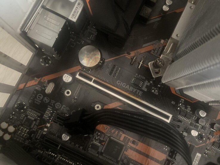 PCIe 插槽上有烧焦痕迹的技嘉主板。(图片来源：Quasar Zone 上的 user_634494）