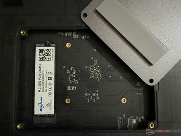 底部的 M.2 插槽