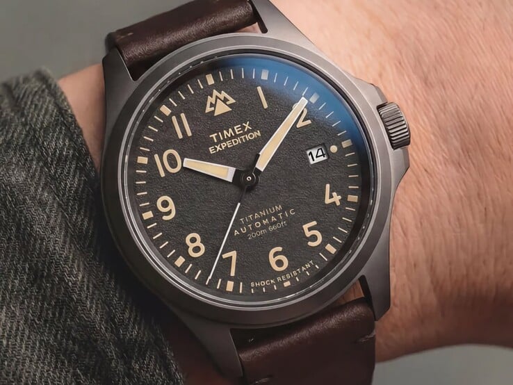 一只戴在手腕上的Timex Expedition Field Post钛金属手表，展示其黑色表盘和黑色钛金属表壳。