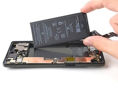 现在可以用谷歌的正品零件来替换Pixel 6a的电池。(图片来源：iFixit)