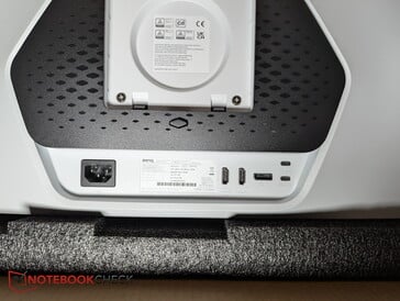 后置接口:2个HDMI接口、1个DisplayPort接口、2个USB-C接口
