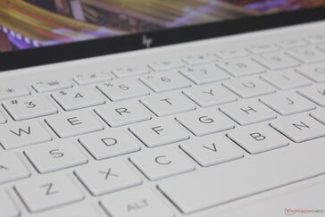 按键反馈清晰、响亮,但行程深度相对较浅