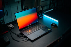 技嘉 Aorus Master 16 与 RTX 5090 笔记本电脑的对比。(图片来源：Notebookcheck）