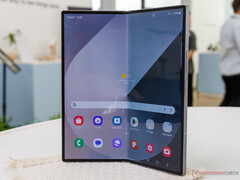 传言Galaxy Z Fold7 将采用 2600 尼特 AMOLED 可折叠显示屏,就像图中的Galaxy Z Fold6 一样。(图片来源:Notebookcheck)