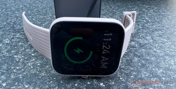 Amazfit Bip 3 Pro通过一个磁性USB充电线进行充电。