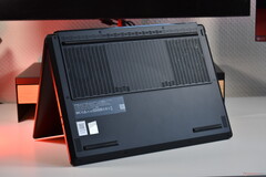 联想Legion 5 15AGP11的底部。