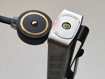 Olight ArkPro Stars & Stripes 手电筒可通过随附的磁吸充电底座进行充电。