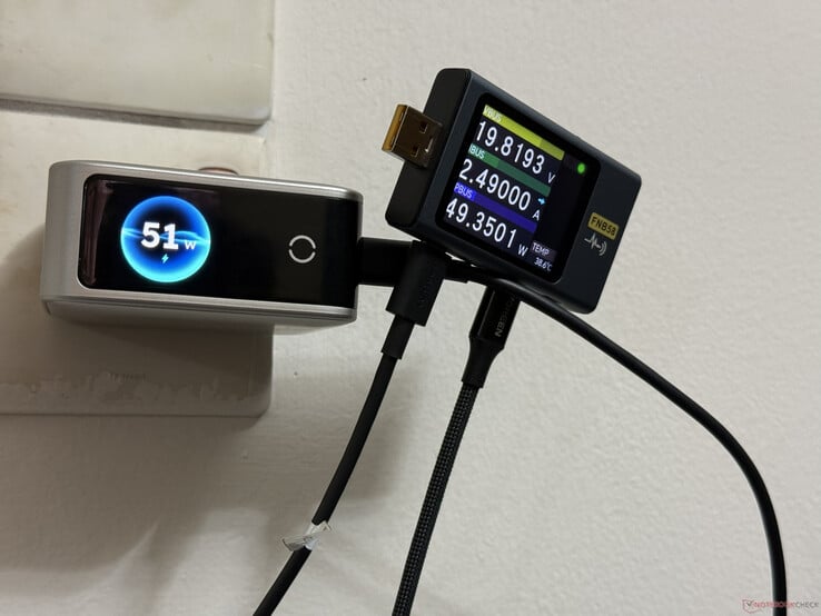 通过万用表和USB测试仪对比测量Ugreen Nexode Pro 160W的读数