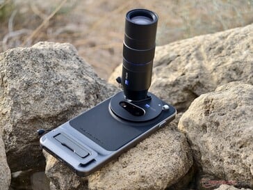 配备蔡司长焦镜头的 vivo X300 Pro...