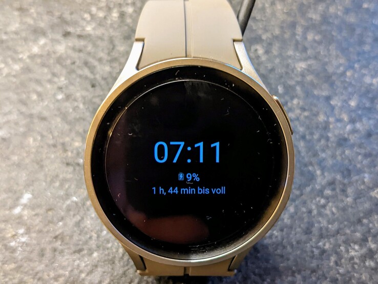 三星Galaxy Watch5 Pro通过Qi标准进行无线充电