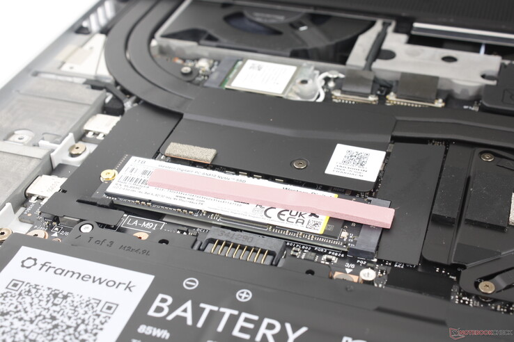 与 LG Gram 16 系列不同，Laptop 16 不支持内置二级固态硬盘