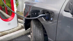 F-150Lightning 可以使用选择超级充电器,并配有一个魔术底座适配器(图片:Reddit)。