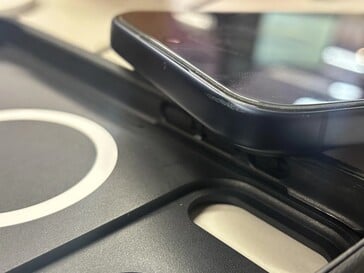 iPhone 17 Pro 在鹈鹕保护壳中受损。(图片来源：u/holden_downunder98)