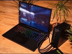 XMG Neo 15 笔记本电脑在运行《控制》游戏时连接到外部水冷装置。(图片来源：XMG/Reddit）