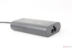 通用型 100 W USB-C 交流适配器比其他大多数适配器更小巧