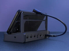华硕 ROG Bulwark DG300 定位为通用扩展坞。图:连接手机的扩展坞。(图片来源:华硕)