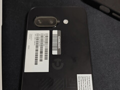 泄露的真实照片显示了尚未发布的 Pixel 9a 的椭圆形相机岛(图片来源:@feni_book on X)