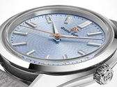 Grand Seiko 标志和秒针均采用玫瑰金色饰面。