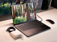 Apple MacBook Pro 预计明年将升级为 OLED 显示屏。(图片来源：Notebookcheck）