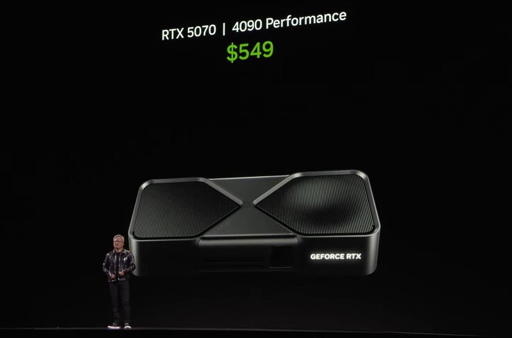黄仁勋揭示具有 RTX 4090 性能的 RTX 5070。(图片来源：Nvidia）