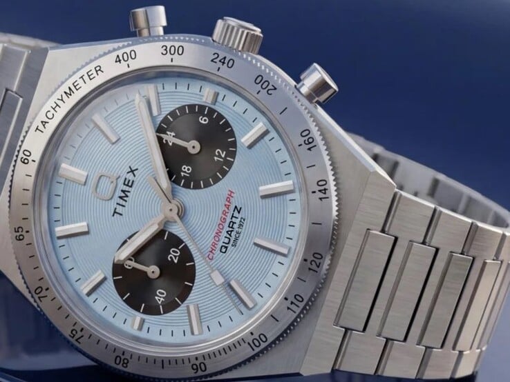 Timex TW2Y92400 采用冰蓝色放射状 CD 风格表盘,黑色副表盘,