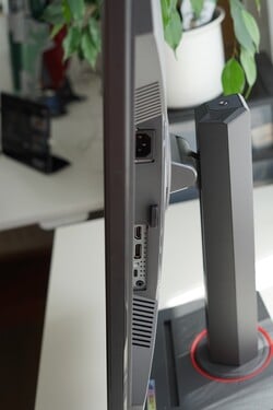 连接 - 集成电源装置的电源、HDMI 2.1、DisplayPort 1.4、USB-C（带 DP 1.4）和 PD 15W
