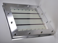 首先产生电力，然后产生纯氢：串联式 PEC 反应器。(图片来源：Fraunhofer IKTS）